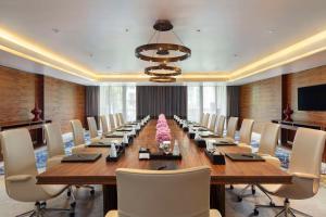 曼谷曼谷暹罗凯宾斯基饭店 - SHA Extra Plus Certified的大型会议室,配有长桌子和椅子