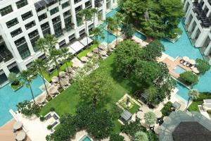 曼谷曼谷暹罗凯宾斯基饭店 - SHA Extra Plus Certified的享有建筑空中景色,设有树木庭院