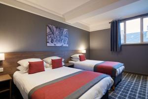 格拉斯哥Best Western Glasgow Hotel的酒店客房设有两张床和窗户。