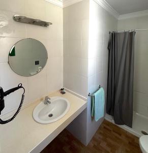 波多黎各哈雷公寓的一间带水槽、镜子和淋浴的浴室