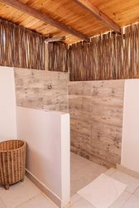 圣贝尔纳多德尔比恩托Paraíso Natural Ecohotel的一间木墙客房