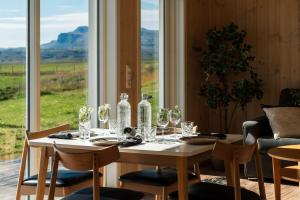 MidhraunMiðhraun - Lava resort的餐桌、椅子和桌子及酒杯