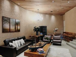 伊塔布纳Hotel Veneza的客厅配有沙发和桌子