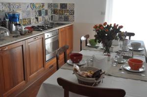 托尔维加塔丽贝卡住宿加早餐旅馆的厨房配有桌子和桌布
