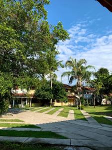 乌巴图巴Pousada Recanto Itaguá的棕榈树庭院和建筑