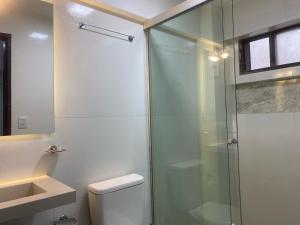 圣克鲁斯Amaca Hostal的一间带玻璃淋浴和卫生间的浴室