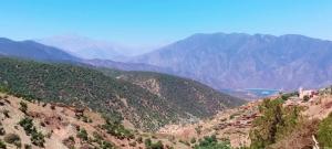 马拉喀什Dar Imoughlad的享有山脉背景的山谷美景
