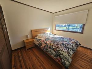 Chipping NortonEntire 3 bedroom personal house in Chipping Norton的一间小卧室,配有床和窗户