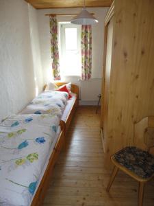 WondrebHendlmühle的一间小卧室,配有床和窗户