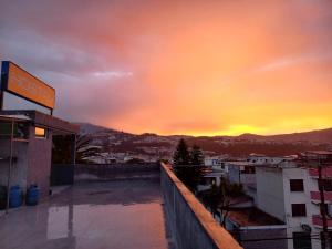 基多El Vergel Norte的从建筑屋顶上可欣赏到日落美景
