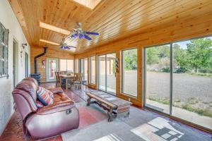 普雷斯科特山谷Pet-Friendly Mountaintop Retreat with Views and Sauna的客厅配有真皮沙发和桌子