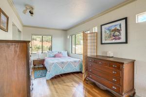 普雷斯科特山谷Mtn-View Home with Sauna in Prescott Valley!的一间卧室配有一张床、一个梳妆台和一扇窗户。