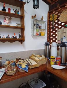康赛瓦托利亚Pousada do Vovô Luiz的厨房柜台上放着一篮面包