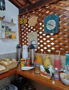 康赛瓦托利亚Pousada do Vovô Luiz的墙上有带食物和时钟的厨房台面