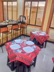 乌尤尼Hostal Beds of salt Ga的餐厅的两张桌子上装有红色桌布