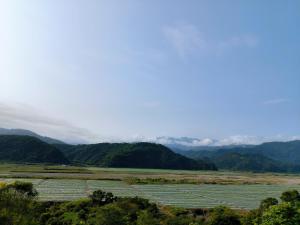 大同区宜荷山宿的享有山脉背景的田野景色