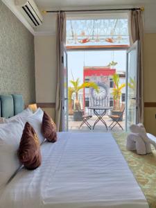 梭罗阿玛里罗索罗酒店的带阳台的客房内一张大白色的床