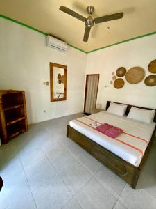吉利特拉旺安Salt Life Gili Trawangan的一间卧室设有一张床和天花板