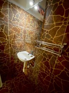 吉利特拉旺安Salt Life Gili Trawangan的一间带水槽和石墙的浴室