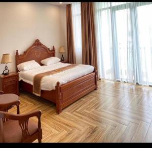 Ap Rạch SoiKhách Sạn Phụng Vy的一间卧室设有一张大床,铺有木地板