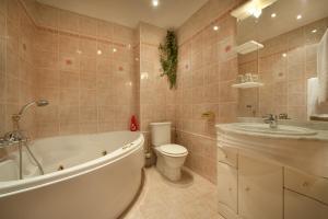 布拉格亨丽埃塔酒店的带浴缸、卫生间和盥洗盆的浴室
