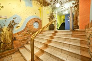 布拉格亨丽埃塔酒店的墙上壁画的建筑的楼梯