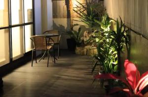 宇流麻Cachette -SEVEN Hotels and Resorts-的配有桌椅和植物的房间