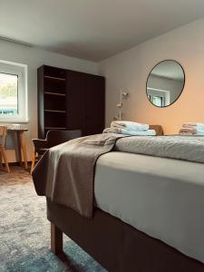 LiebenfelsPension Auer的一间卧室配有一张床和镜子