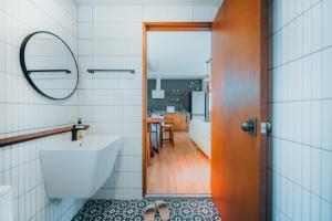 西归浦市Dazayo Hacheon Breeze House Pakeori - Pet friendely的带浴缸、水槽和镜子的浴室