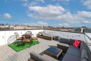 纳什维尔Luxury Townhome Skyline Views Mins To DT的一个带沙发和桌子的庭院