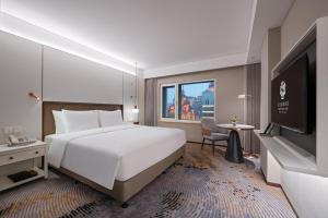 北京北京天伦王朝酒店的酒店客房,配有床和电视