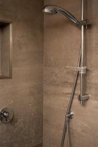 博洛尼亚Piazza Maggiore Santa Margherita b&b的浴室内配有淋浴和头顶淋浴