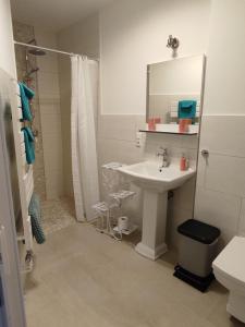 林斯托Inspektorenhaus Dobbin Ferienpension的白色的浴室设有水槽和淋浴。