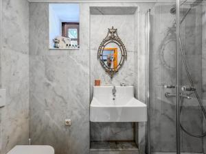 博德鲁姆哈拉博德鲁姆酒店的一间带水槽和淋浴的浴室