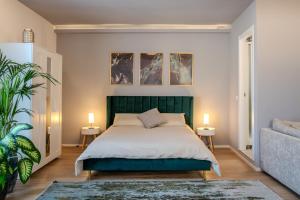 博洛尼亚Piazza Maggiore Santa Margherita b&b的一间卧室配有一张大床和两盏灯。