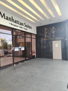 哥打京那巴鲁Thirteen Residence [TR06] @ ITCC Manhattan Suites的带有阅读曼哈顿套房标志的建筑