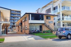 黄金海岸Two-bedroom Beachside Apartment with Parking的停在大楼前的货车