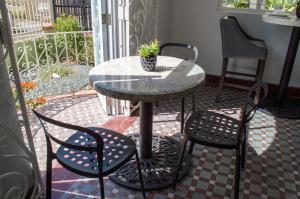 圣胡安伊莎贝尔之家住宿加早餐旅馆的庭院里种着盆栽的桌椅
