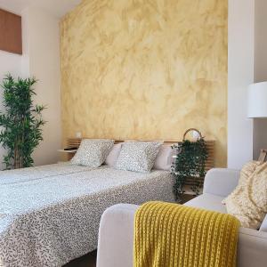 Torremocha de JaramaHotel Rural Luna Llena的一间卧室配有一张大床和一张沙发