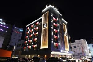 全州市Jeonju Urban Hotel的一座高大的建筑,晚上有灯