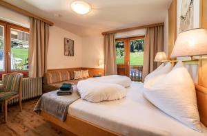 卡普伦Oberlehenhof的酒店客房,配有床和沙发