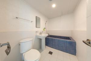 加平天马行空度假屋的一间带卫生间和水槽的浴室