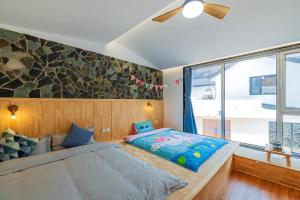 兴隆星宿-雾灵山居-民宿度假村的一间卧室设有一张床和一个大窗户