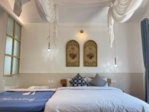兴隆星宿-雾灵山居-民宿度假村的一间卧室设有两张床和两个窗户。