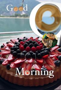 DascioAdeline的早晨的甜言蜜语,上面有水果的蛋糕