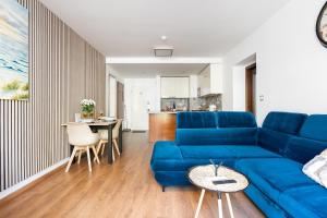 比尔森Apartmány Jako doma的客厅配有蓝色的沙发和桌子