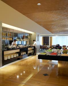 上海上海浦西万怡酒店的厨房设有两名厨师,在餐厅准备食物