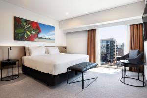 奥克兰Travelodge Hotel Auckland Wynyard Quarter的酒店客房设有一张床和一个大窗户