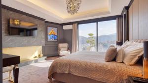 布拉索夫Imperia Luxury Residence的一间卧室设有一张大床和一个大窗户