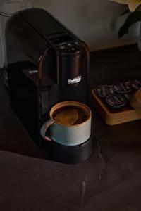 波多Wood Hotel Bodø的咖啡壶和咖啡